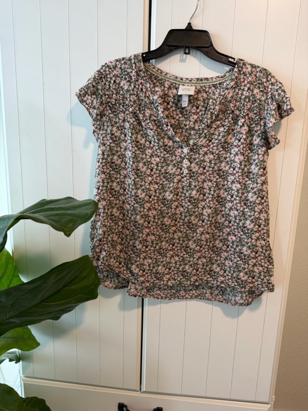 113- Knox Rose Floral Button-Front Flutter Sleeve Blouse - Pink & Green